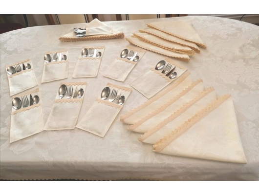 Set 25 piese : Fata de masa de lux Ivory 350×160 cu 12 suporti de tacamuri,12 servetele;  2 fete, cu dantela brodata