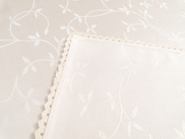 Fata masa crem din damasc de lux 140x250 cu dantela brodata, Frunze de maslin Fata masa crem din damasc de lux 140x250 cu dantela brodata, Frunze de maslin