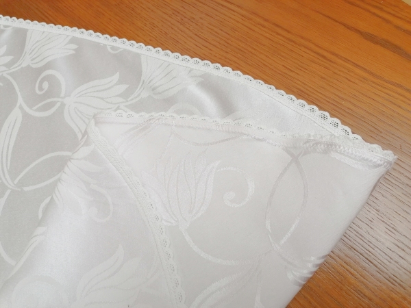 Fata de masa alba din damasc de lux 350x150 cu dantela brodata Fata de masa alba din damasc de lux 350x150 cu dantela brodata