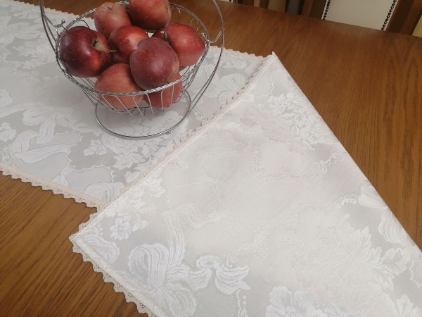 Napron-traversa masa, din damasc crem, calitate I, cu dantela 35x260 cm, doua parti Napron-traversa masa, din damasc crem, calitate I, cu dantela 35x260 cm, doua parti